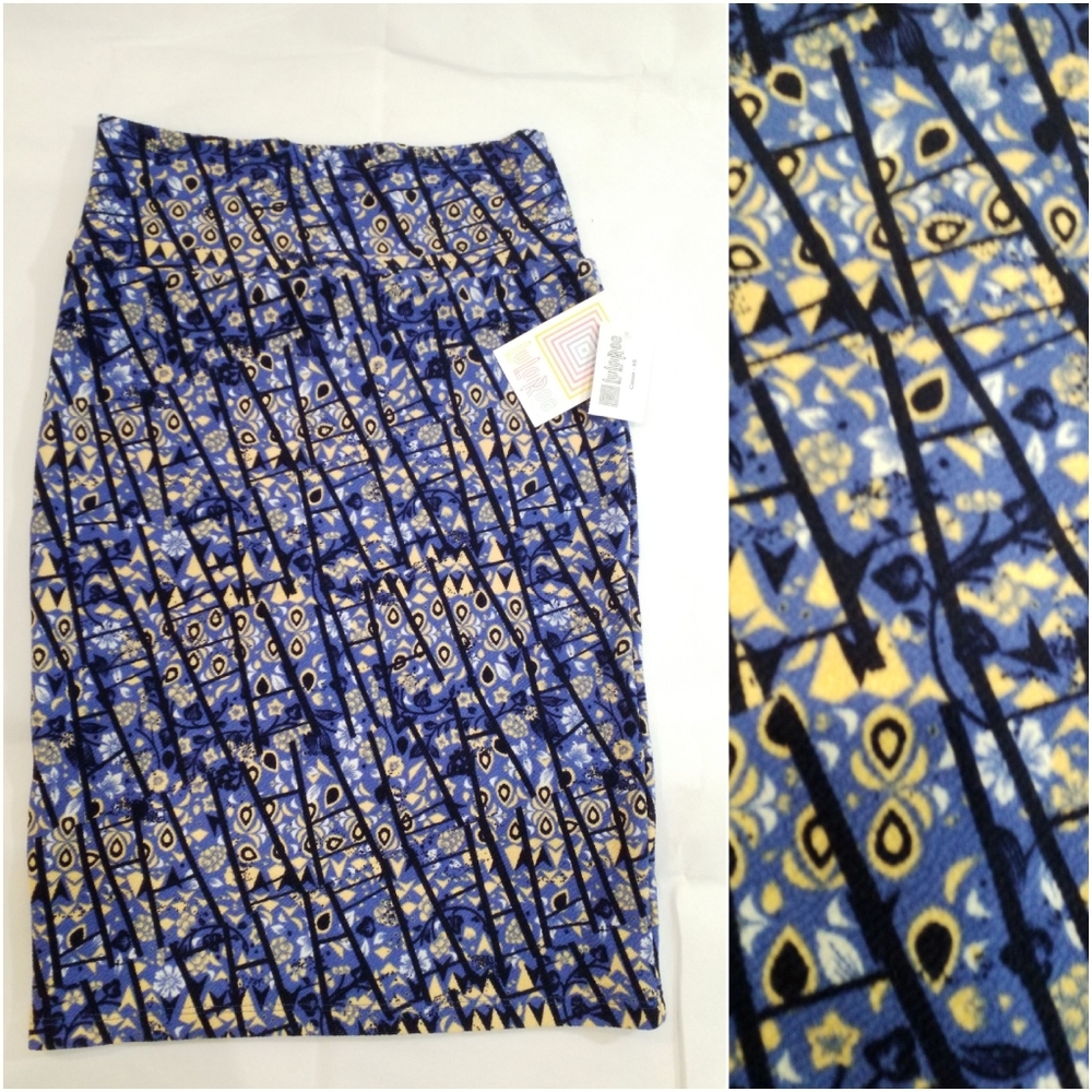 ⭐️4/$20 Lularoe Cassie Blue Floral Skirt